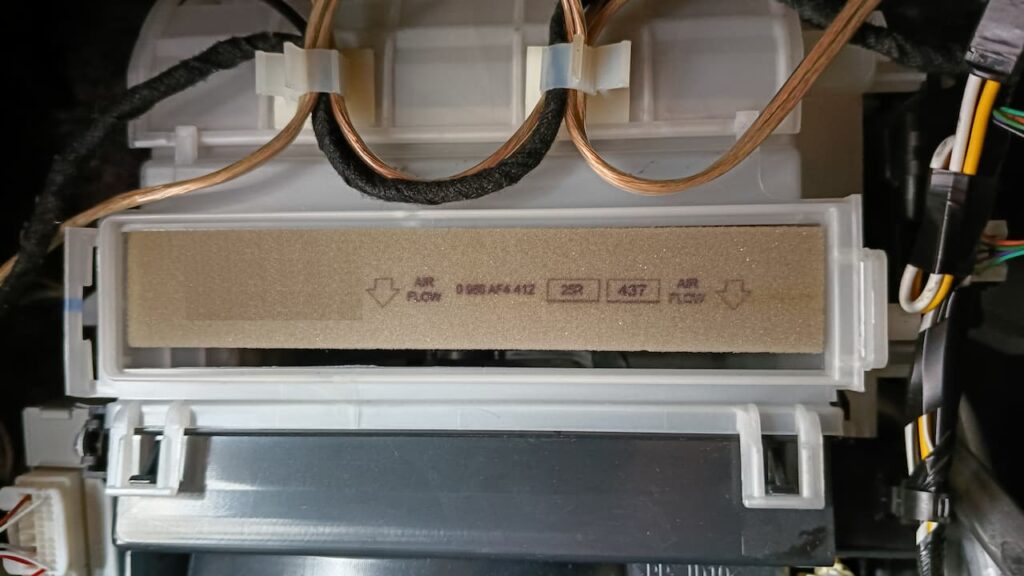 エアコンフィルターケースフタ開