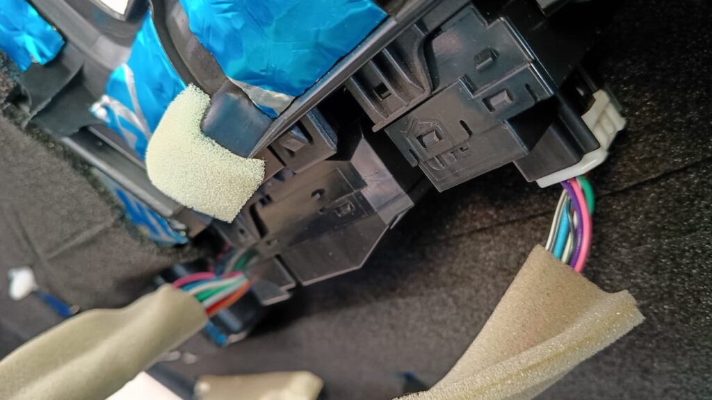 ドア内張り裏配線コネクター