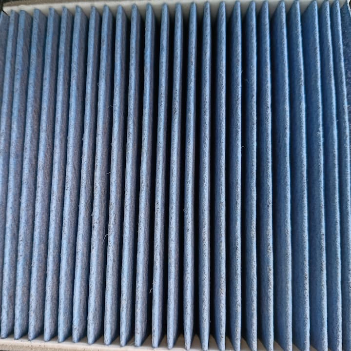 新品のエアコンフィルター