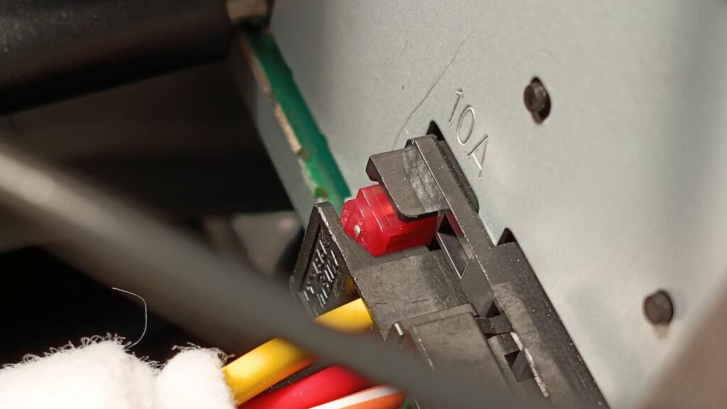 ディスプレイオーディオに使われている10Aのヒューズ