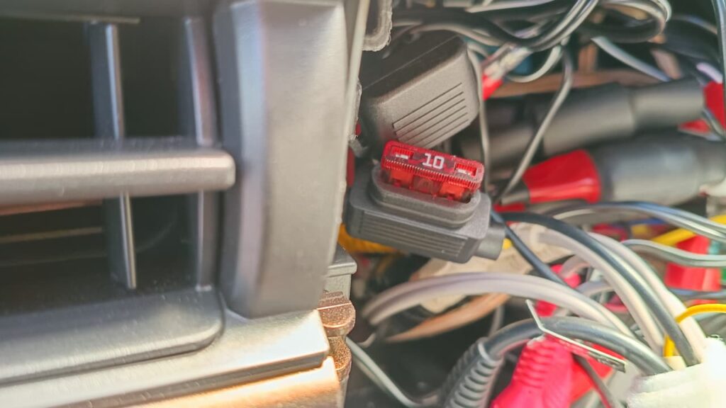 サブウーファーの電源ケーブル途中にある10Aのヒューズ
